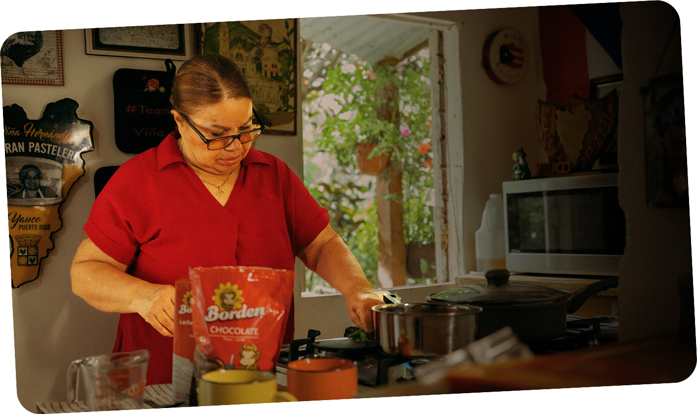 mujer cocinando con productos Borden