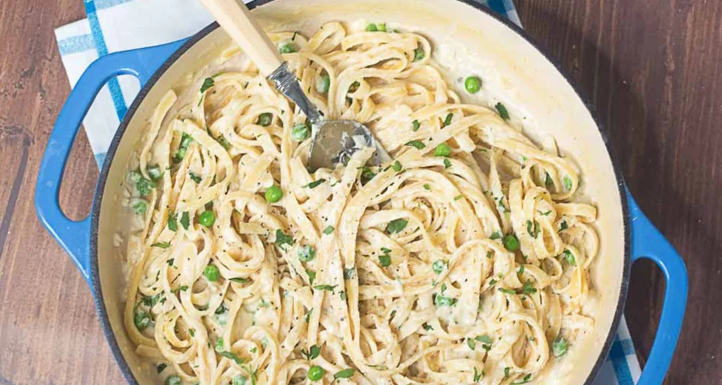 Fettuccine con Salsa Alfredo Extra Fácil (todo en una sola olla)