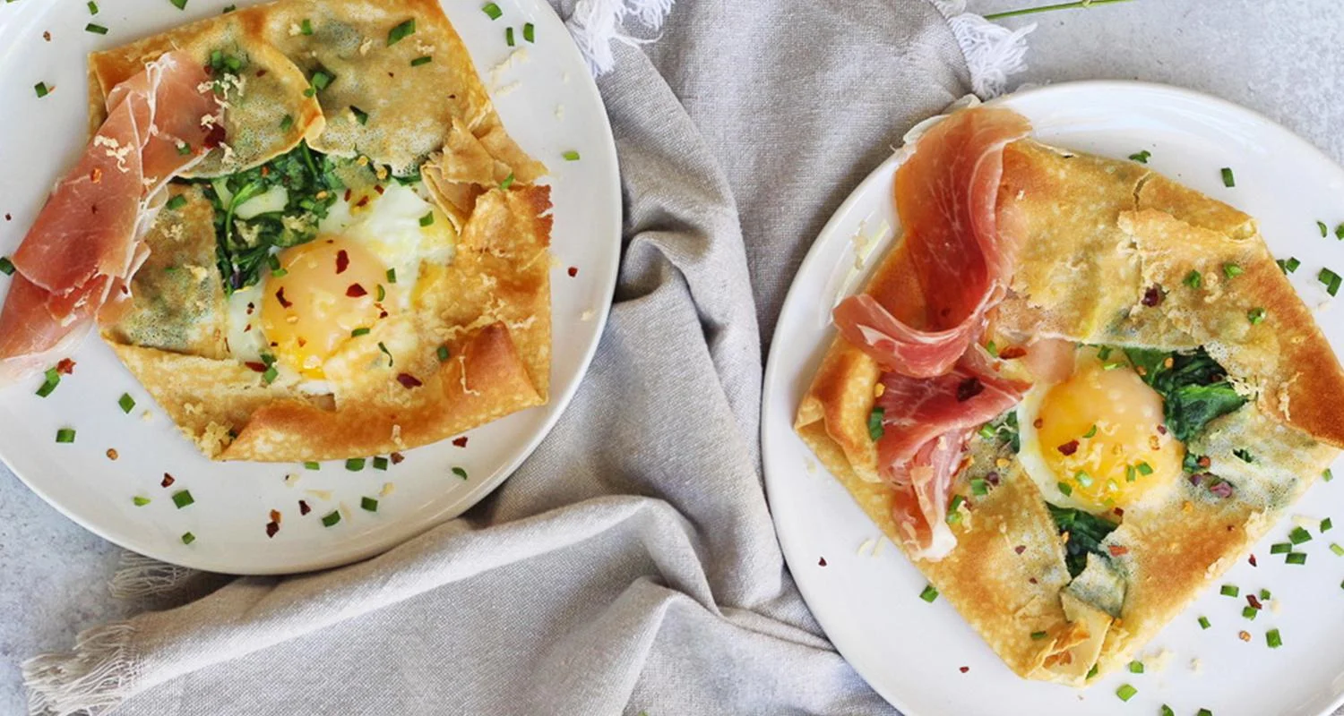 Crepas de Pancakes con Huevo, Espinaca, Prosciutto y Queso de Bola
