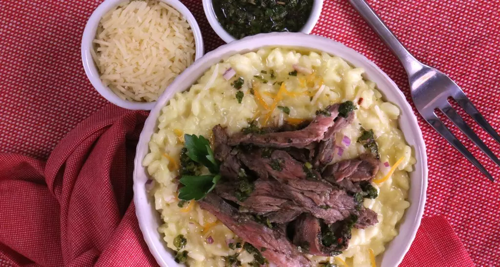 Risotto con 3 Quesos Coronado con Tiritas de Churrasco y Chimichurri por Chef Cielito Rosado