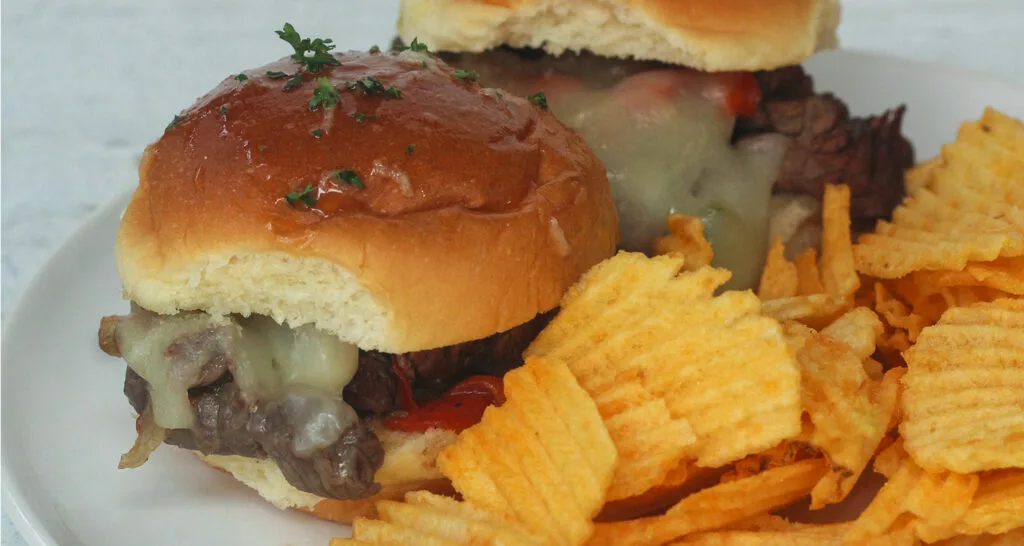 Philly Cheese Steak Sliders King Hawaiian con Papitas Curvy Cheddar de Filler
