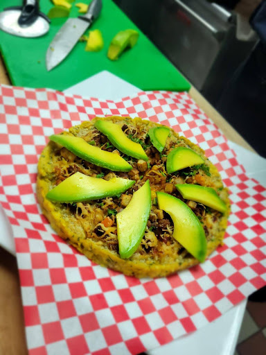 Pizza de Mofongo, Corned Beef y Aguacate