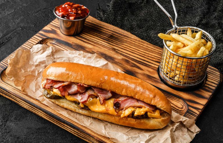 Imagen de Un Clásico Reinventado: Sándwich de Pastrami y Queso de Papa