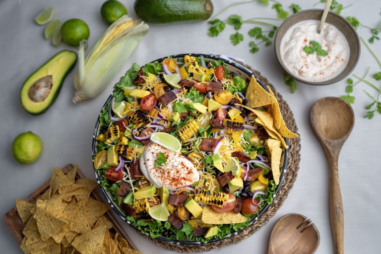 Imagen de Taco Salad con Ricotta Sazonada, Maíz y Cebolla Morada