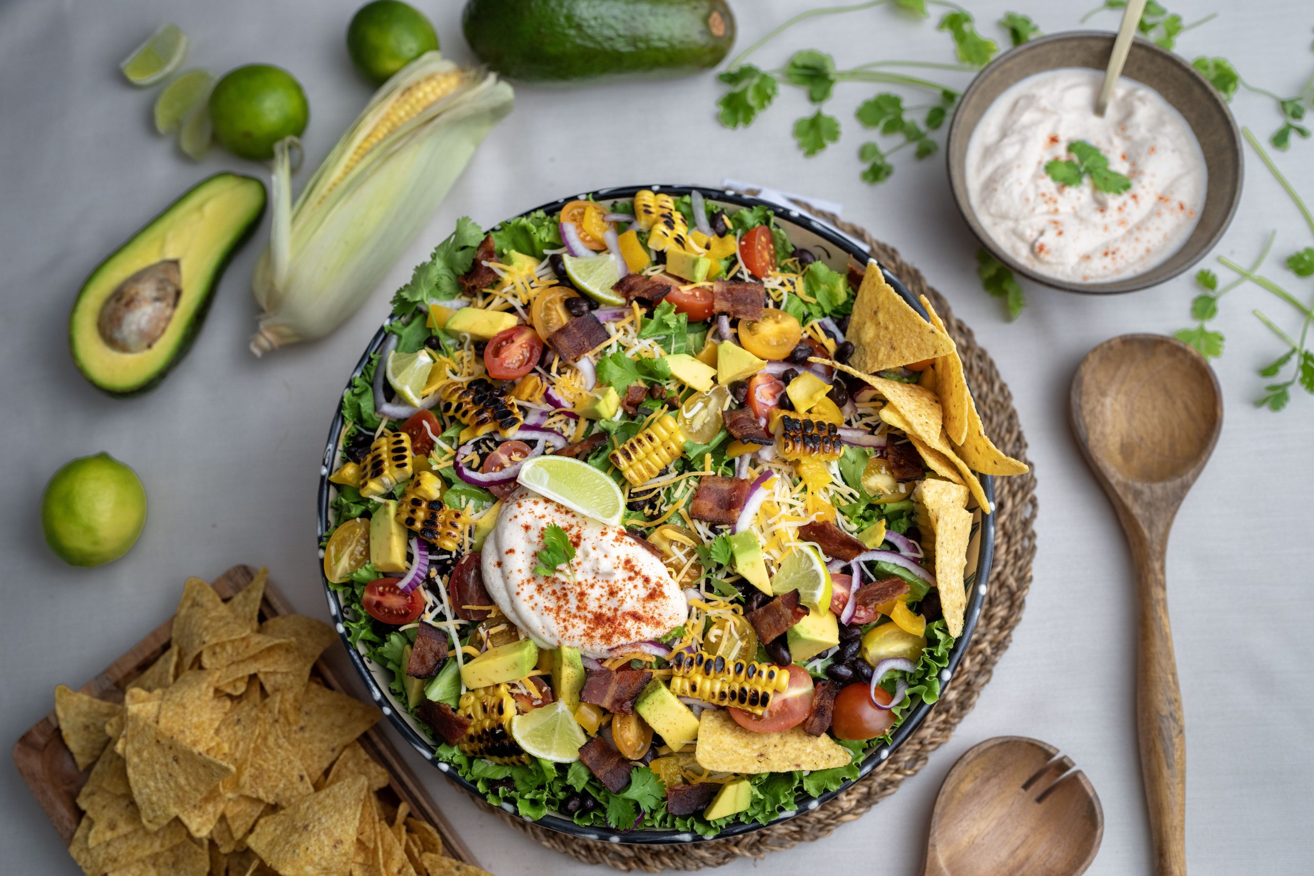 Taco Salad con Ricotta Sazonada, Maíz y Cebolla Morada